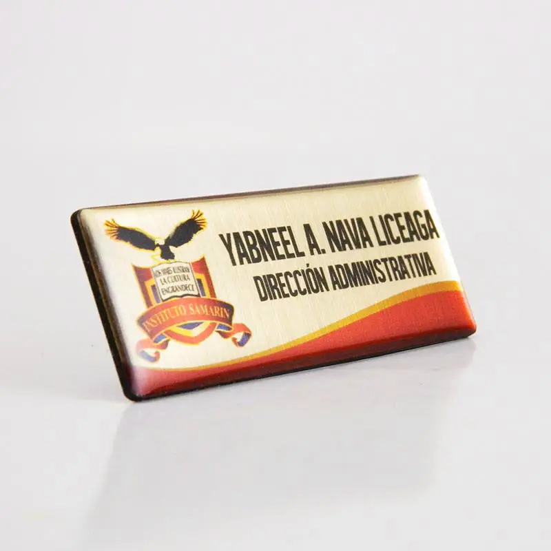 Gafete premium acabado dorado personalizado — muestra 37