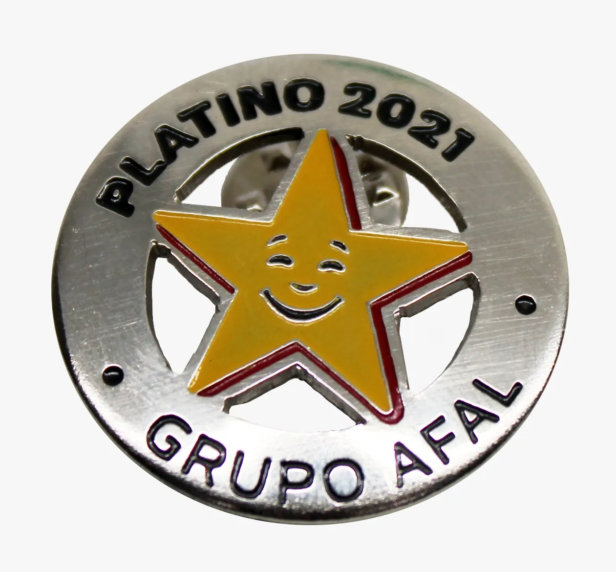 Pin circular plateado con estrella dorada del reconocimiento Platino 2021 de Grupo AFAL