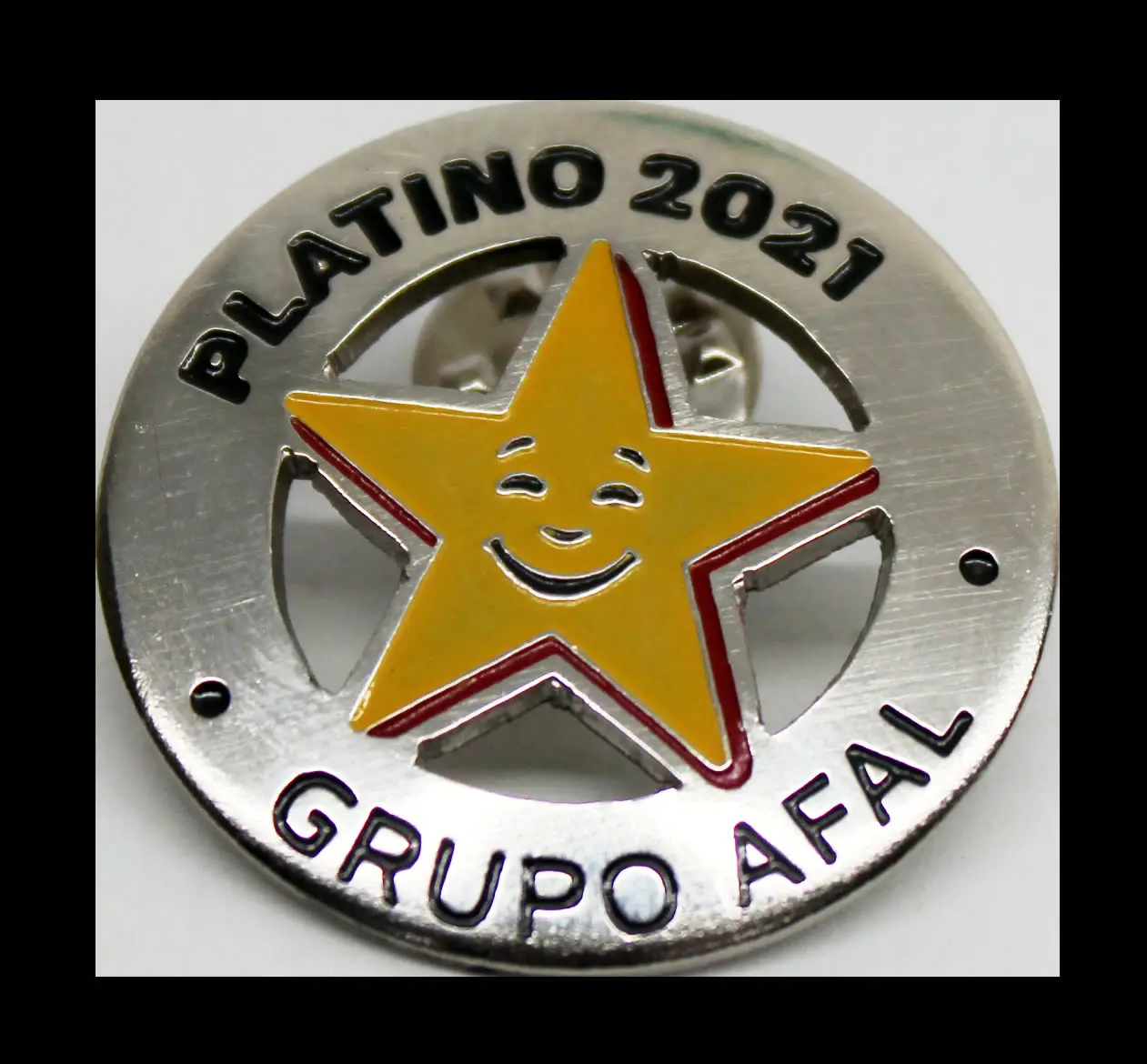 Pines metálicos personalizados — muestra 13