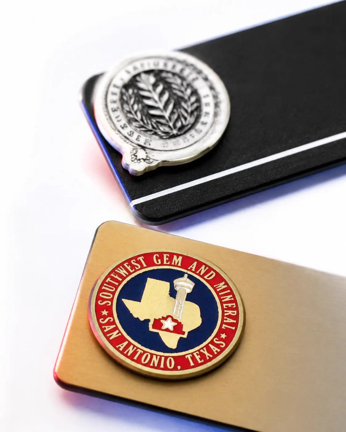 Detalle vertical de placas metálicas con emblemas esmaltados en plata y oro