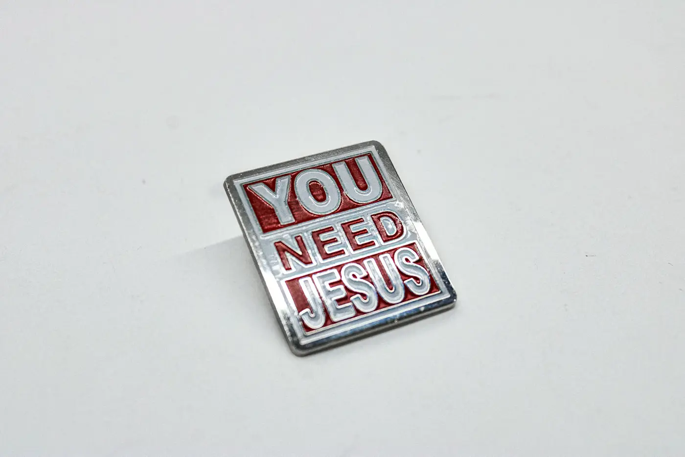 Pines metálicos personalizados para You Need Jesus