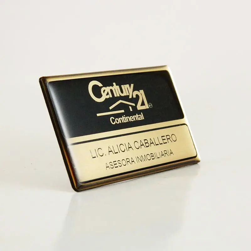Gafete premium acabado dorado personalizado — muestra 35