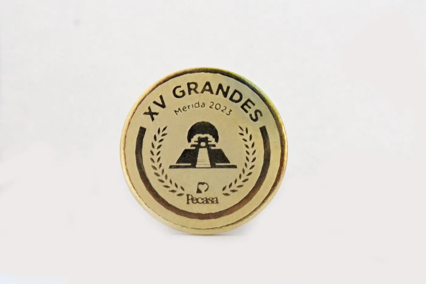 Moneda-pin dorada conmemorativa de los XV Grandes de Ficosa