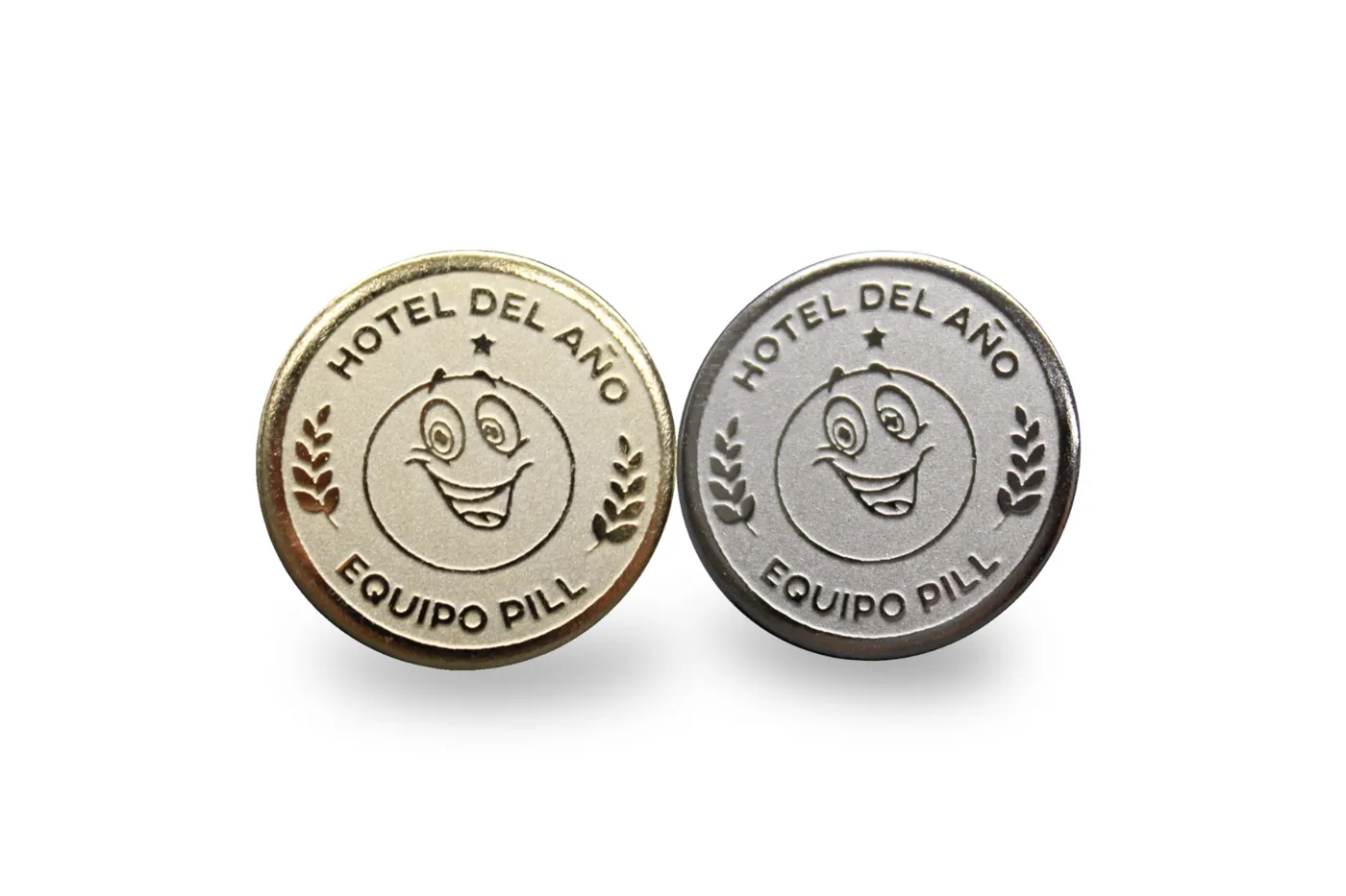Par de pines circulares en oro y plata del reconocimiento Hotel del Año