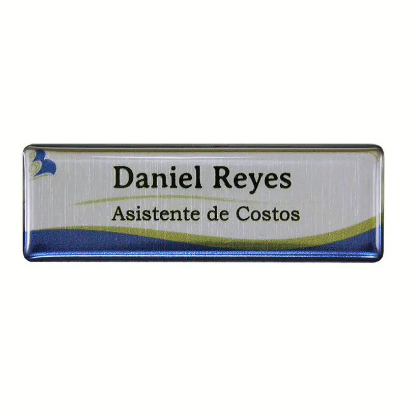 Gafete premium acabado plata personalizado — muestra 55