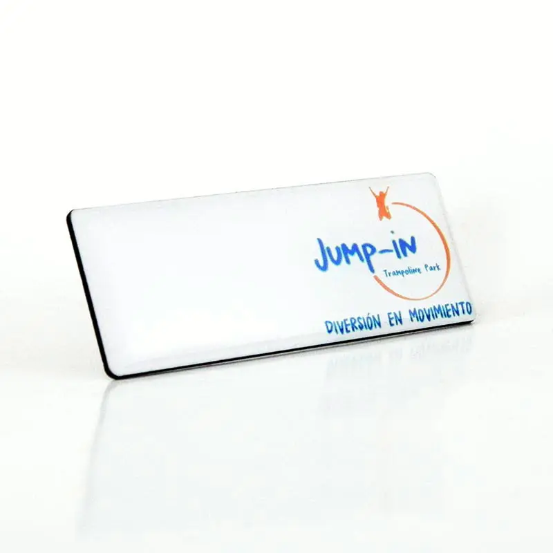 Gafete premium acabado blanco personalizado — muestra 31