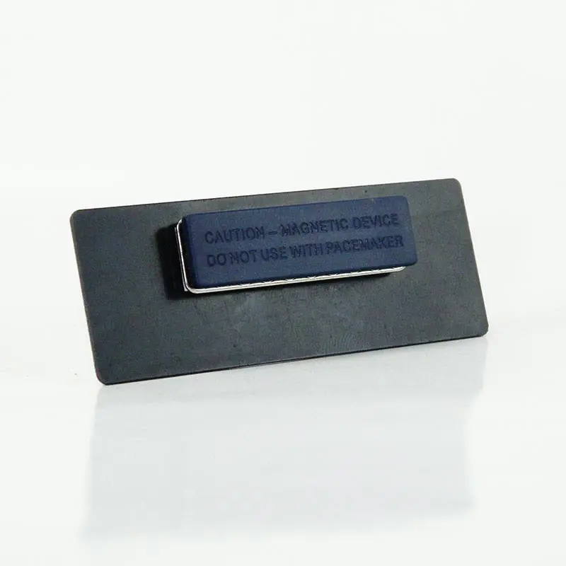 Gafete premium acabado plata personalizado — muestra 67