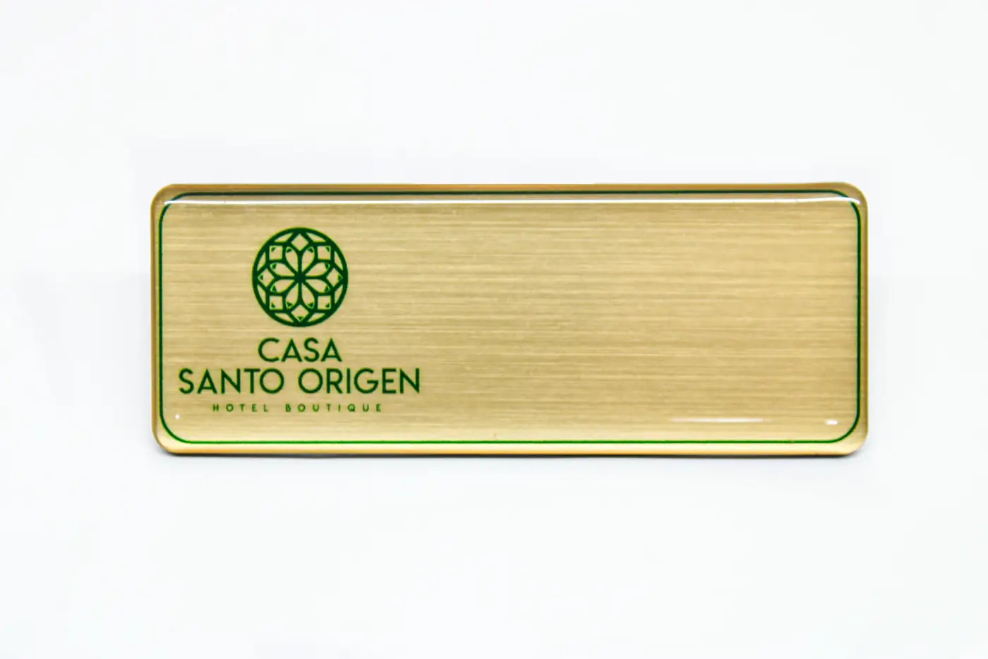 Gafete premium acabado dorado para Casa Santo Origen