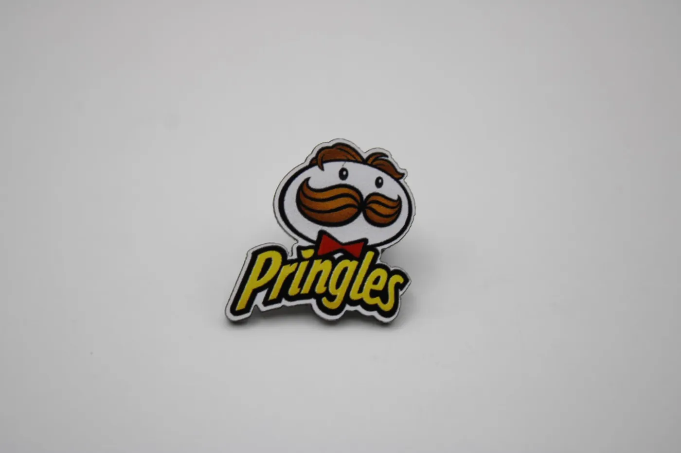 Pin promocional a full color con el personaje de Pringles