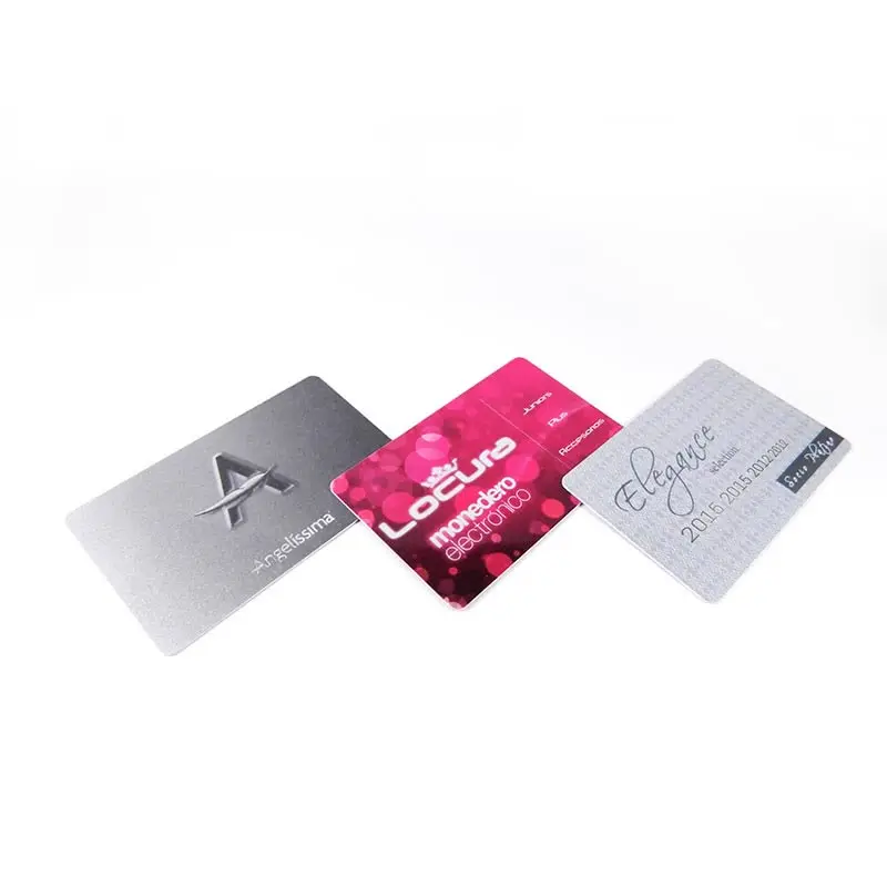 Tres tarjetas de lealtad de PVC con acabados metálico, full color y transparente