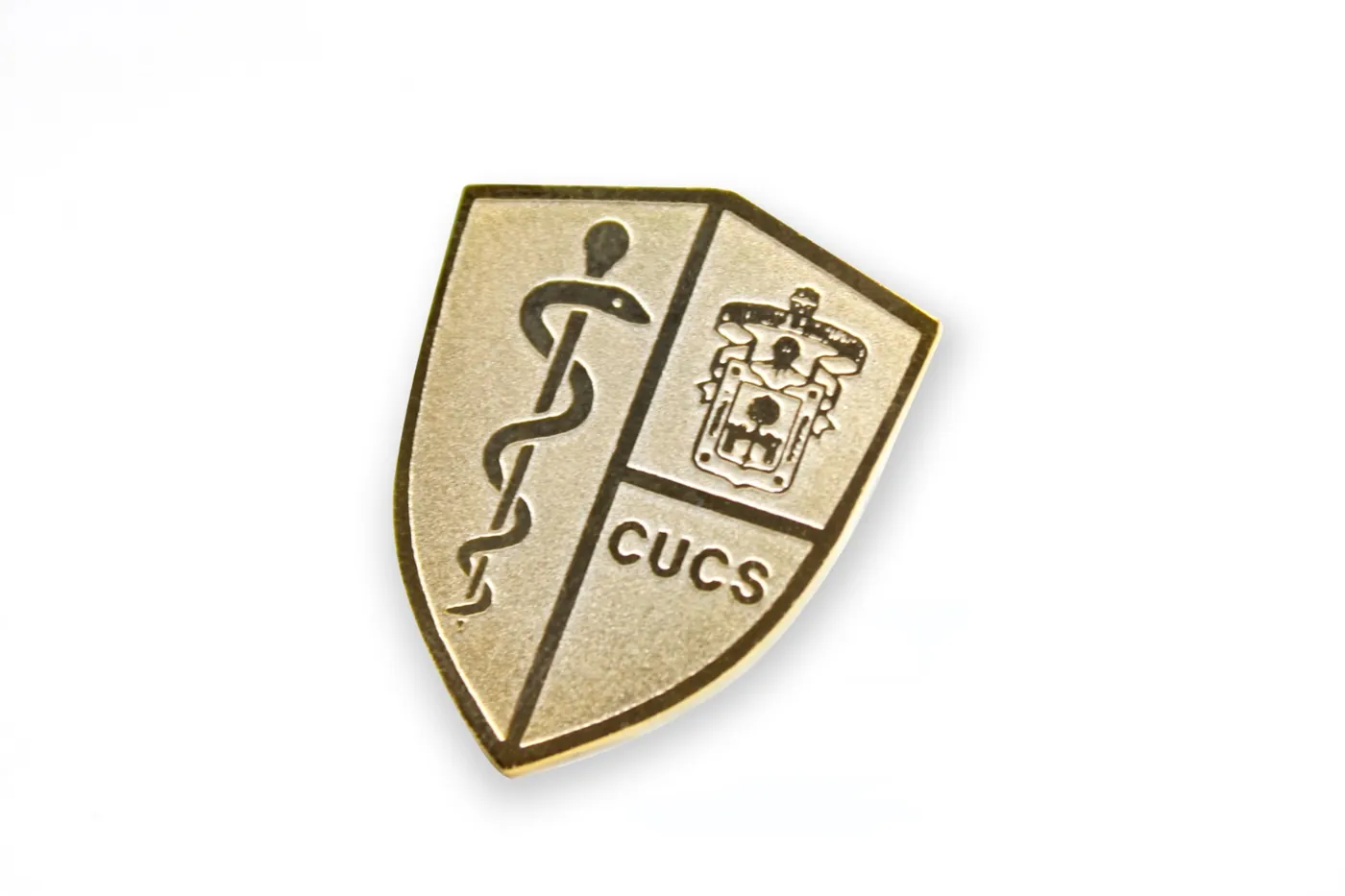 Pin en forma de escudo con acabado dorado para el CUCS
