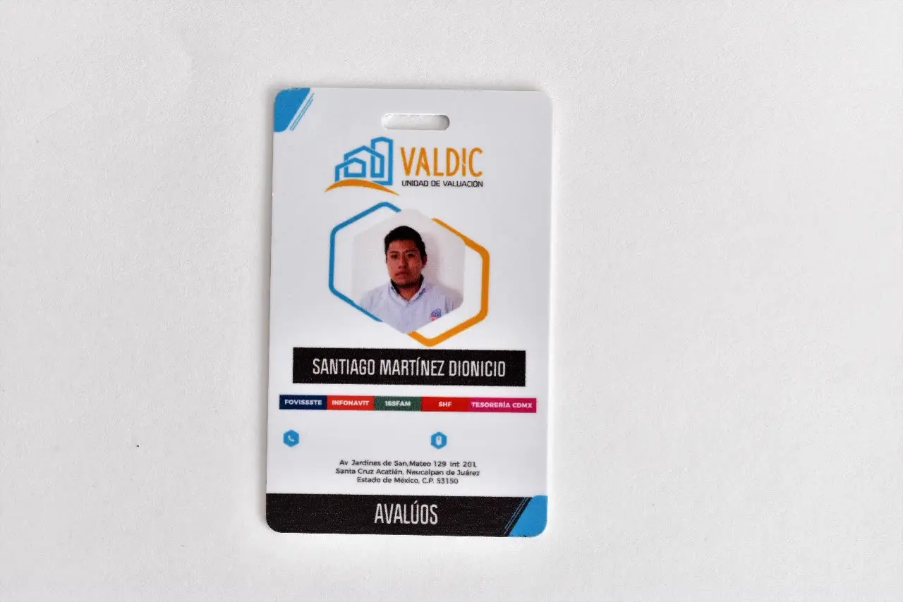 Credencial vertical de PVC con fotografía, logotipo a color y datos del portador