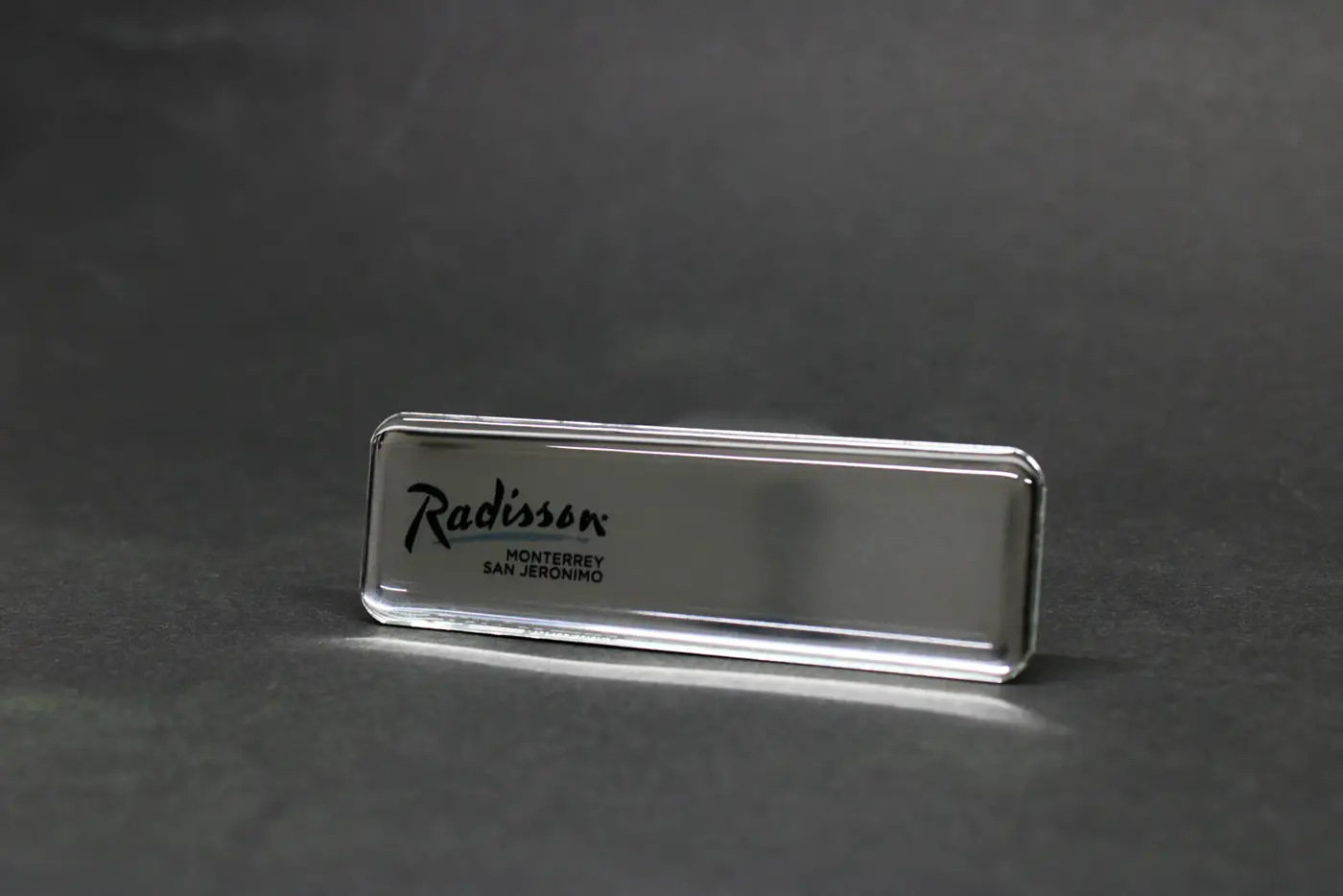 Gafete premium acabado plata para Radisson
