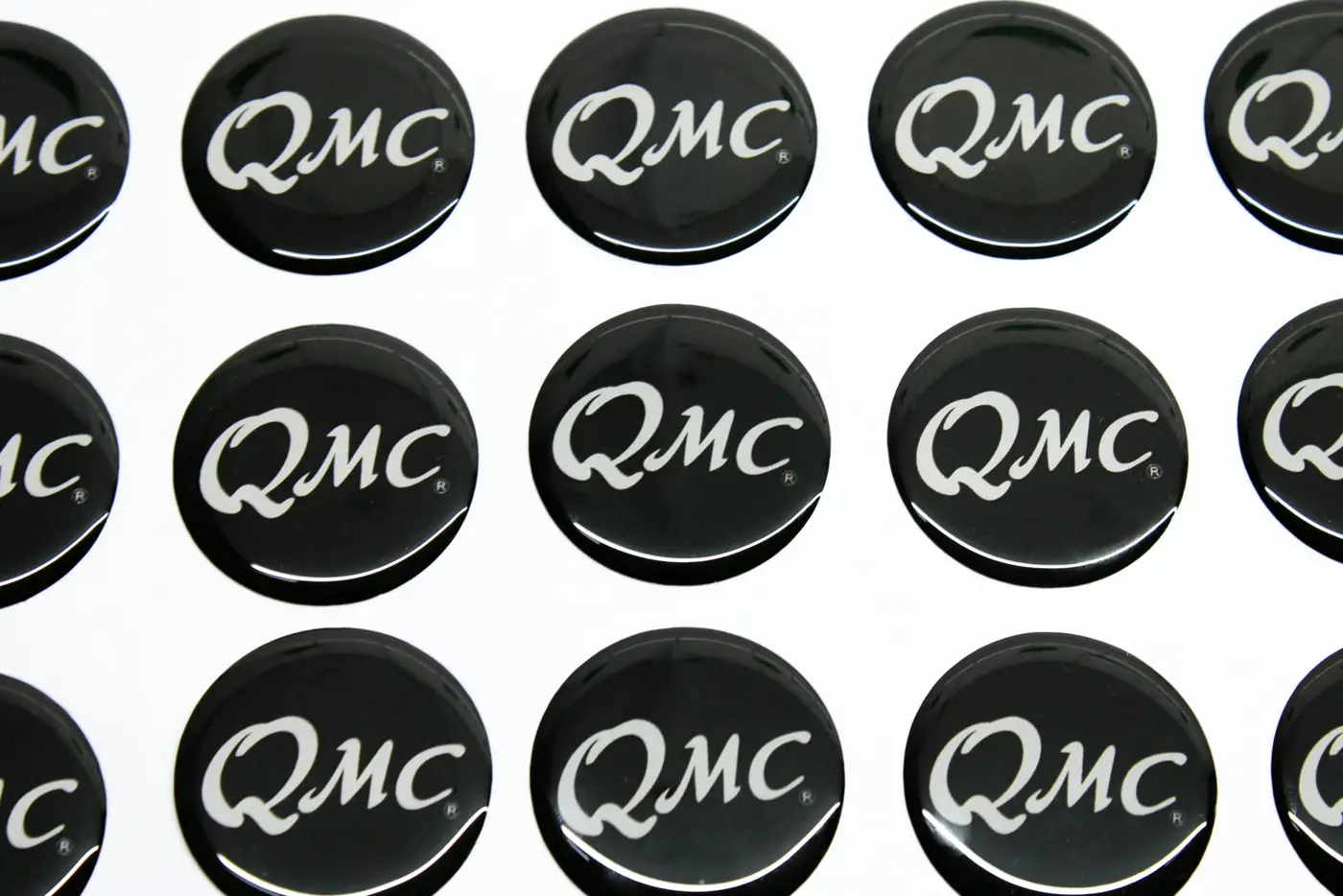 Etiquetas con gota de resina para QMC