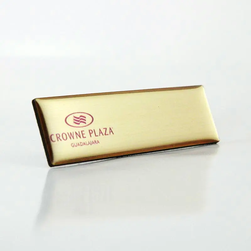 Gafete premium acabado dorado personalizado — muestra 33