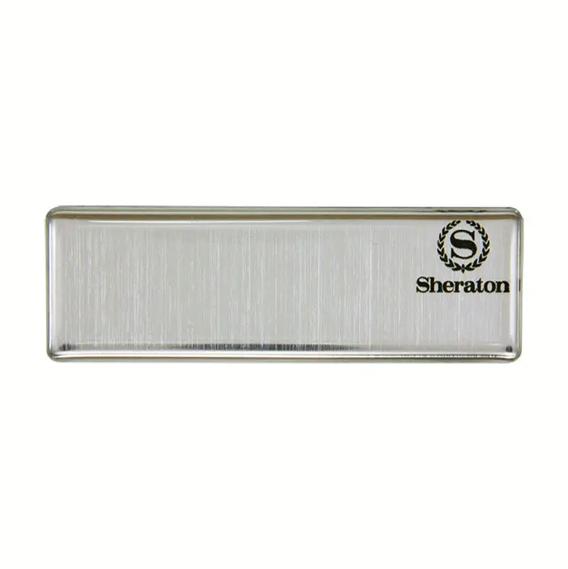 Gafete premium acabado plata personalizado — muestra 57