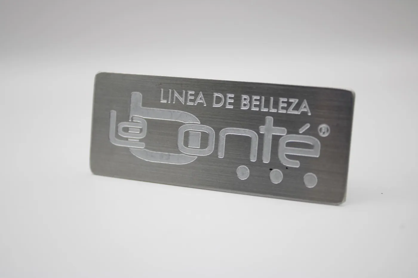 Placa-pin en aluminio grabado de la línea de belleza Bonté