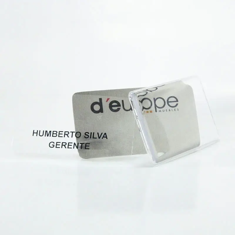 Gafete reusables con domo personalizado — muestra 4