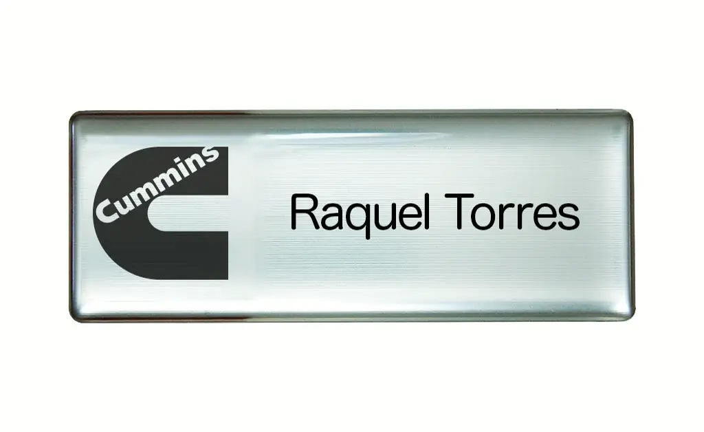 Gafete premium acabado plata personalizado — muestra 72