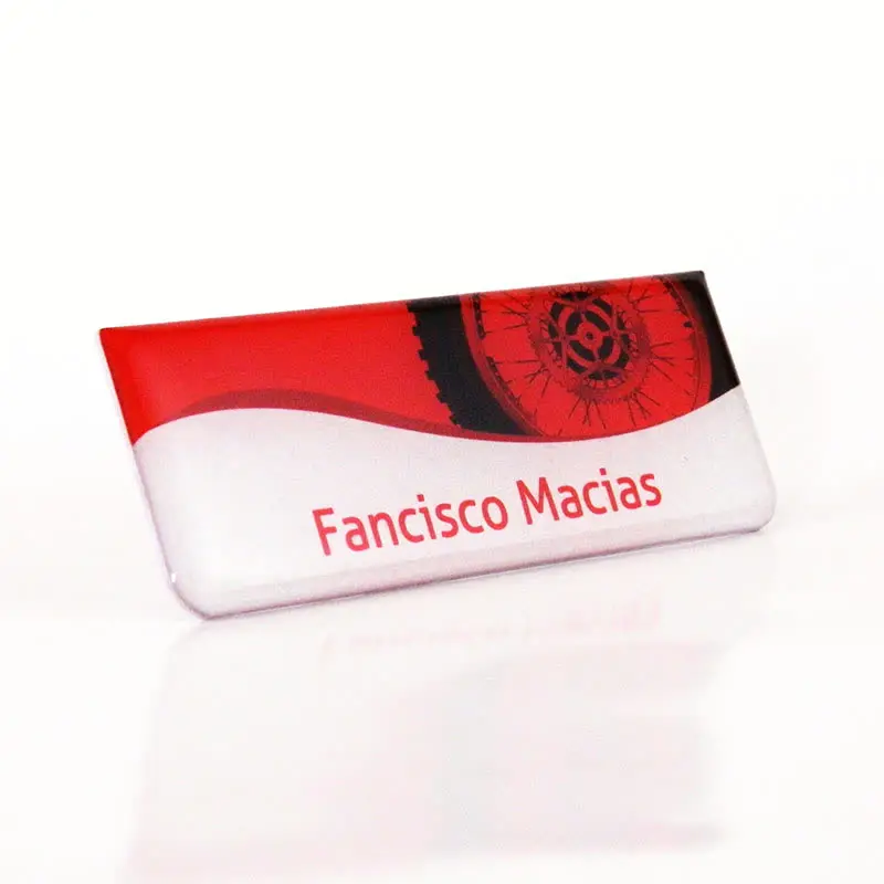 Gafete premium acabado blanco personalizado — muestra 7