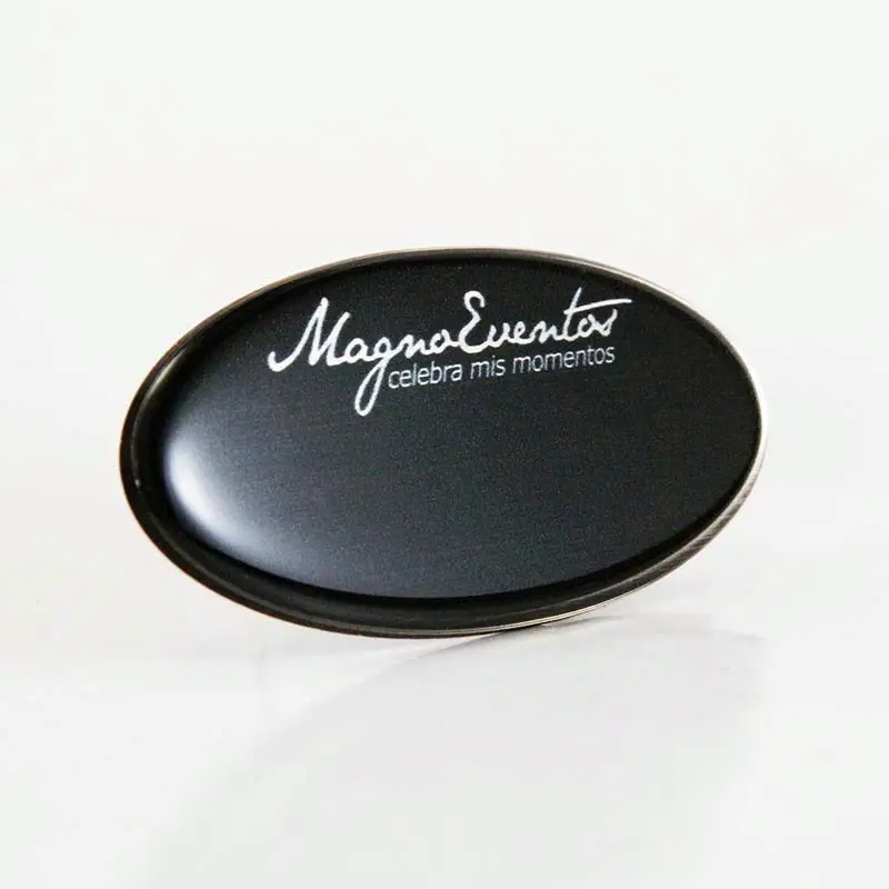 Gafete premium acabado plata personalizado — muestra 66