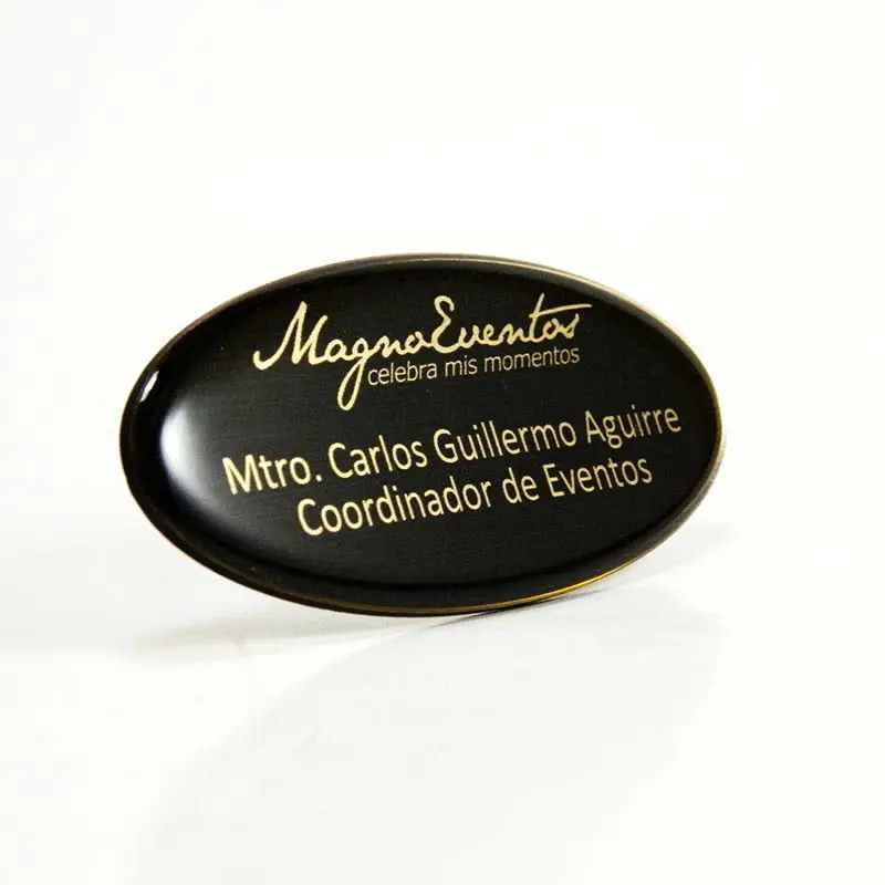 Gafete premium acabado dorado personalizado — muestra 38