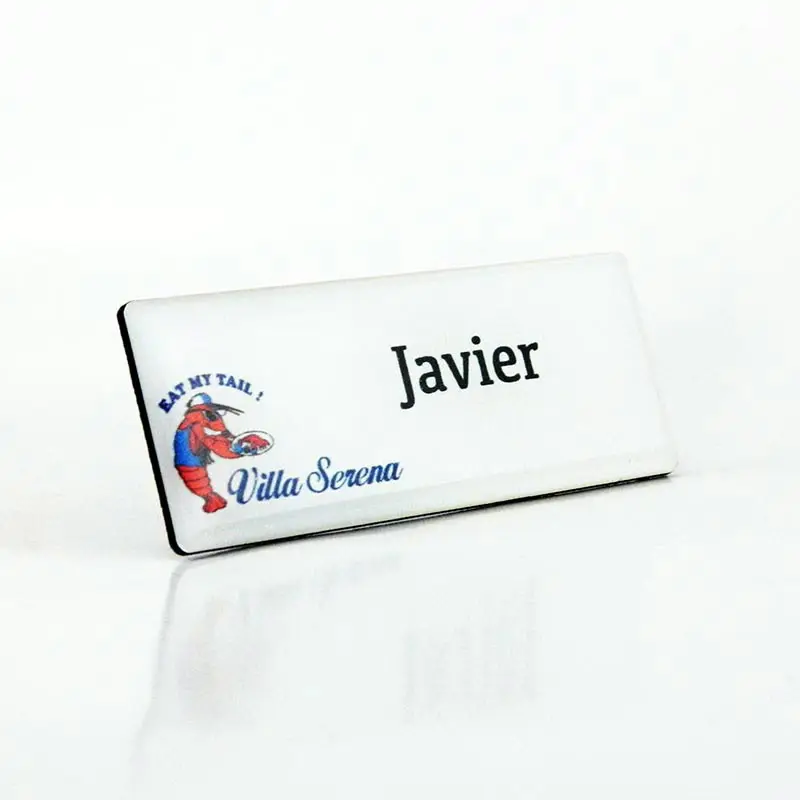 Gafete premium acabado blanco personalizado — muestra 30