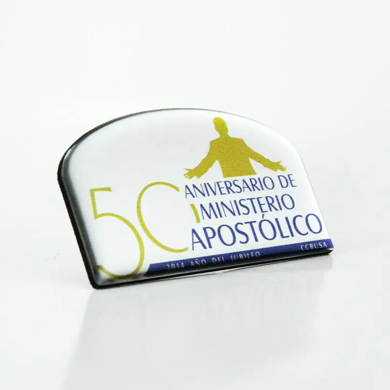 Gafete premium acabado plata personalizado — muestra 60