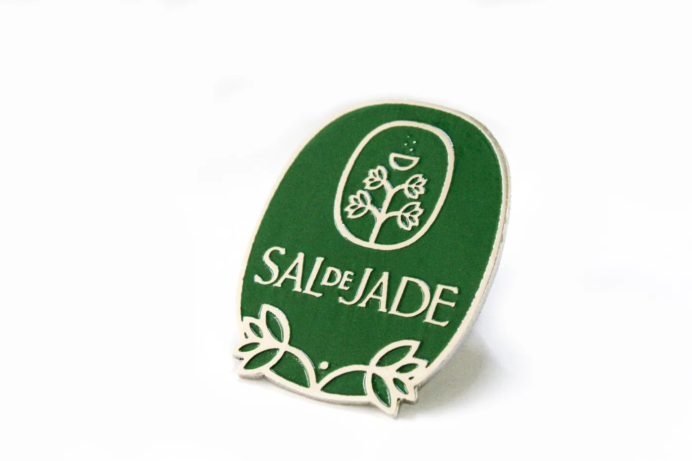 Pin ovalado verde con logotipo blanco de Sal de Jade