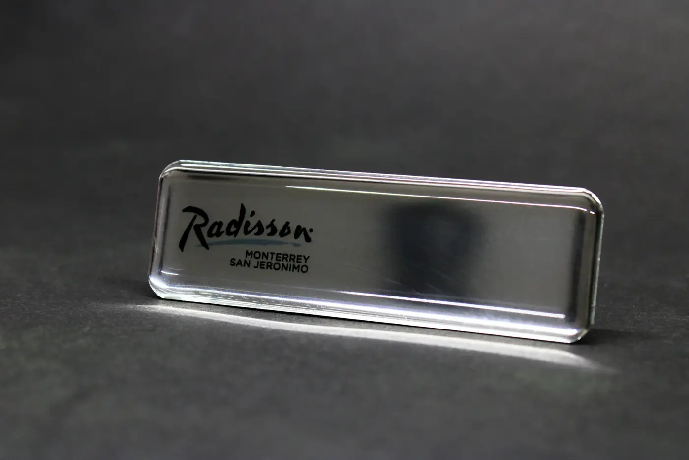 Gafete premium acabado plata para Radisson