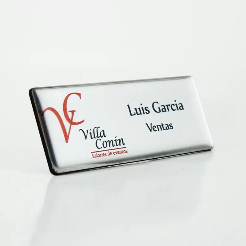 Gafete premium acabado plata personalizado — muestra 62