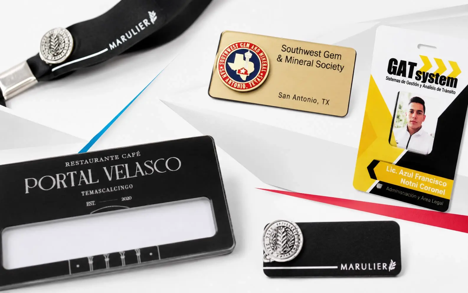 Bodegón de gafetes, placas metálicas y cordón impreso fabricados para distintas marcas
