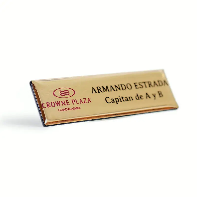 Gafete premium acabado dorado personalizado — muestra 43