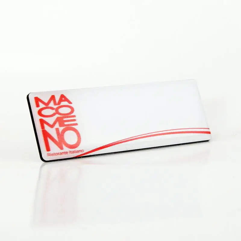 Gafete premium acabado blanco personalizado — muestra 2