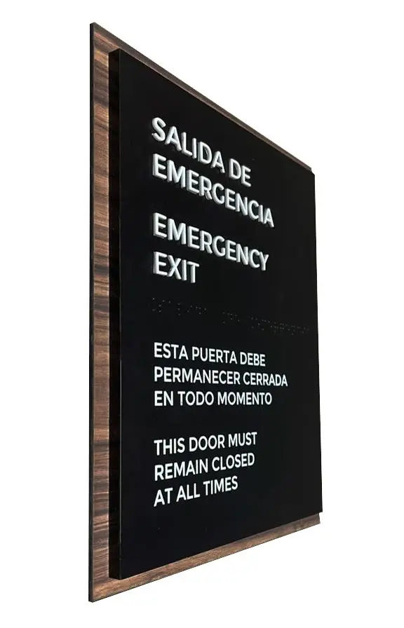 Letrero de señalización con sistema Braille