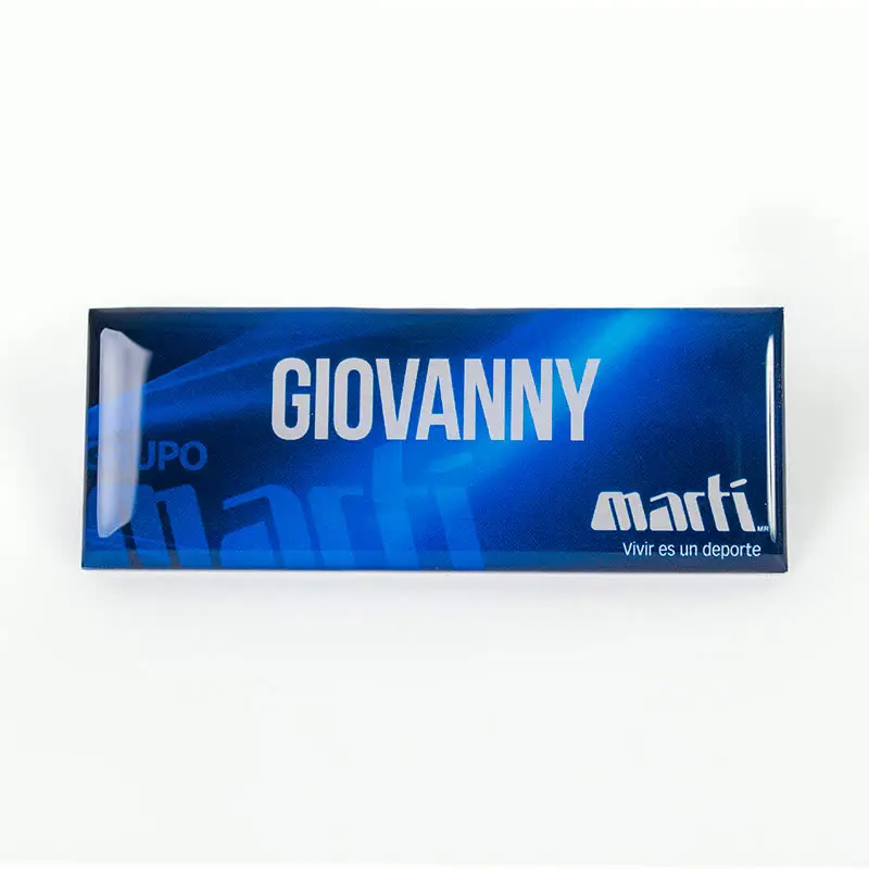 Gafete premium acabado blanco personalizado — muestra 23