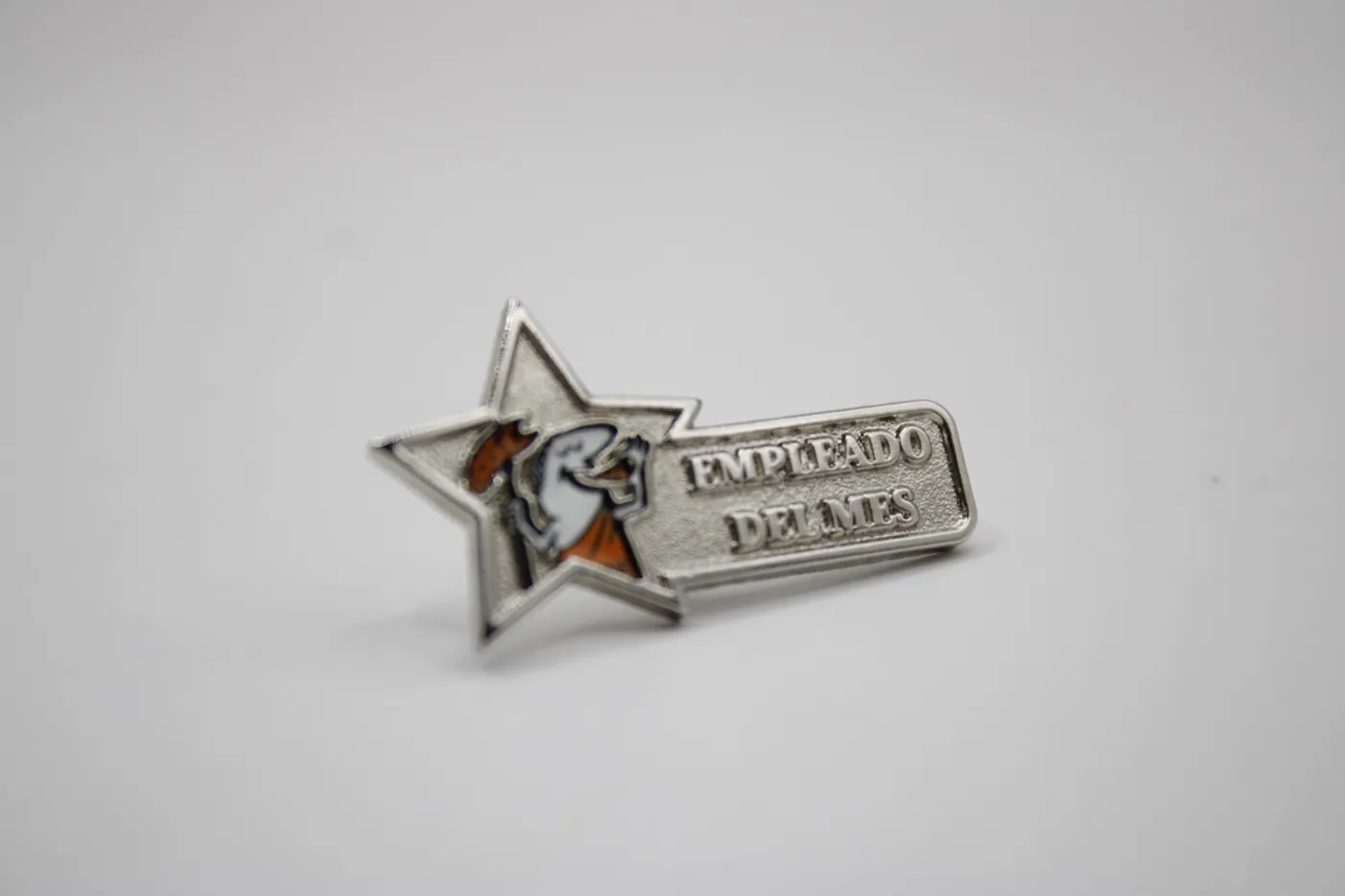 Pin de estrella plateada con placa de Empleado del Mes