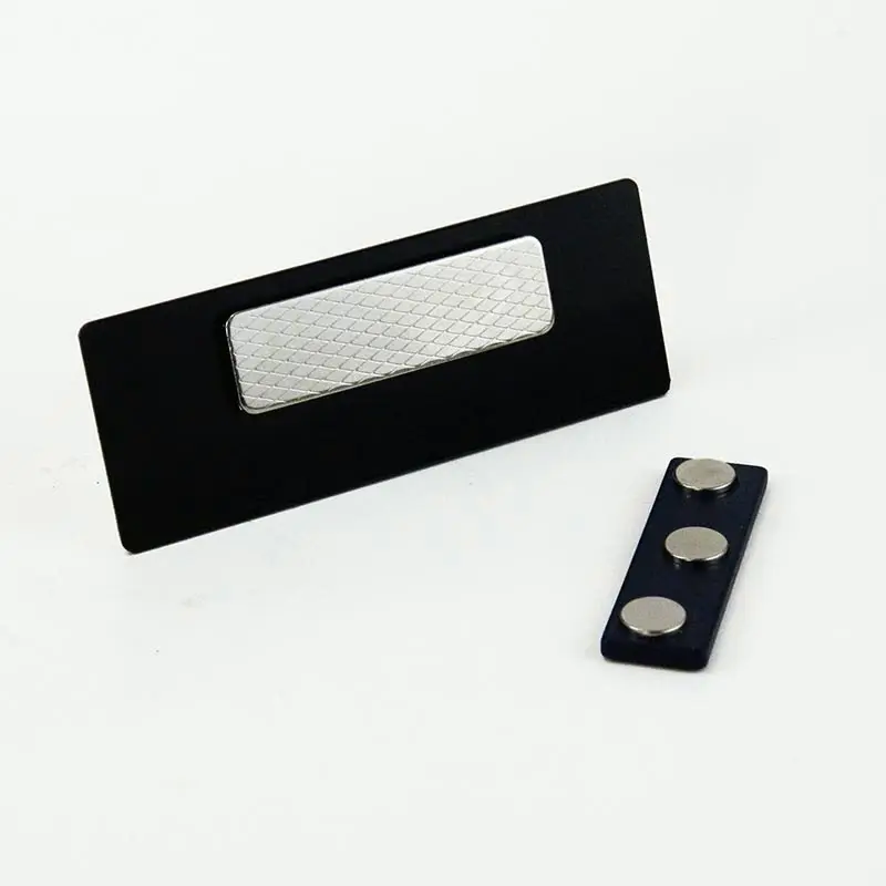 Gafete premium acabado blanco personalizado — muestra 24