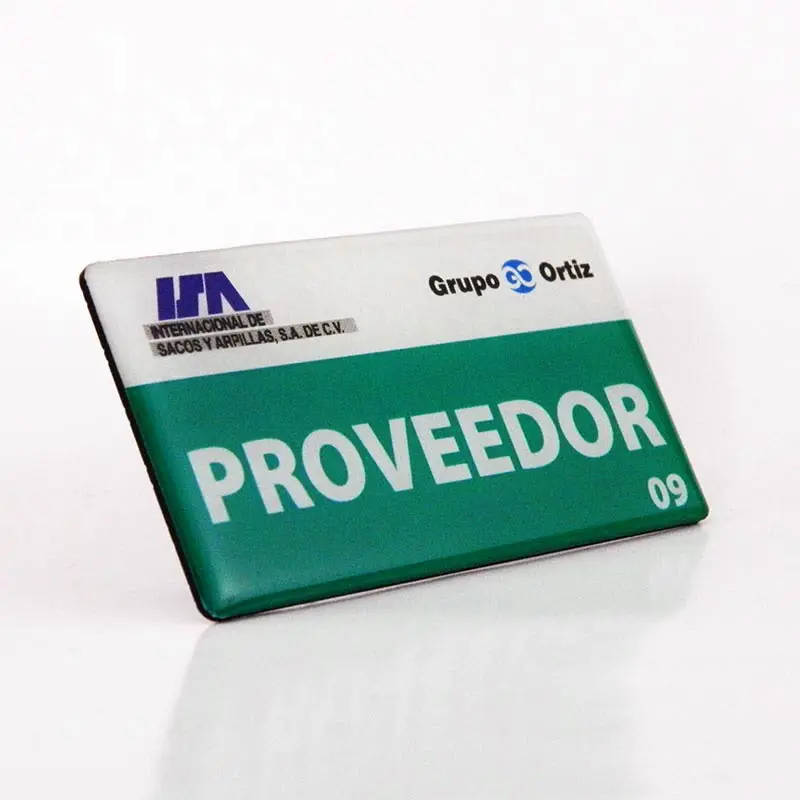 Gafete premium acabado blanco personalizado — muestra 5