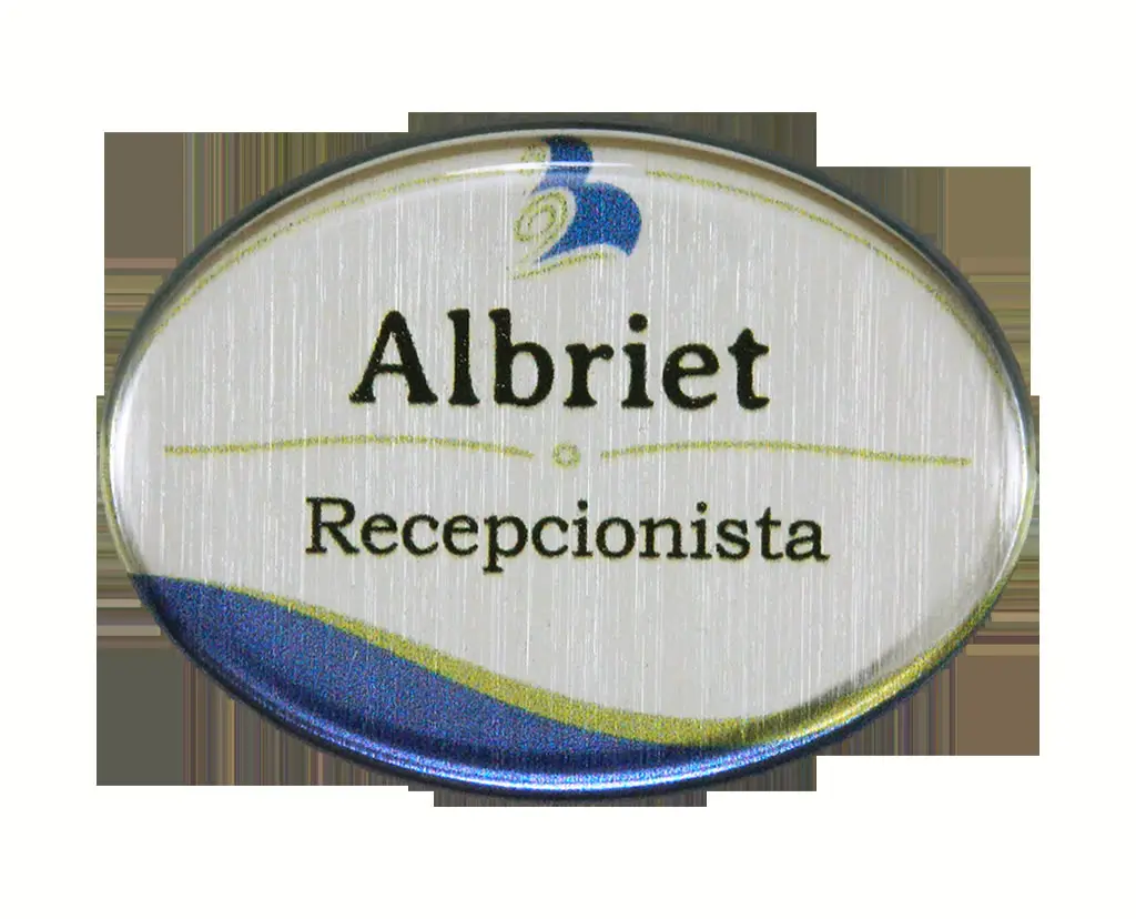 Gafete premium acabado plata personalizado — muestra 65