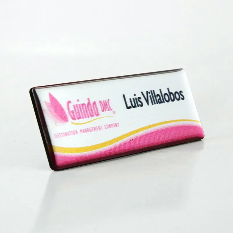 Gafete premium acabado plata personalizado — muestra 64