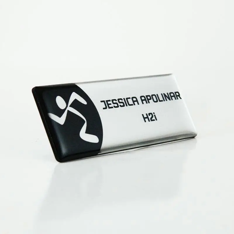 Gafete premium acabado plata personalizado — muestra 61