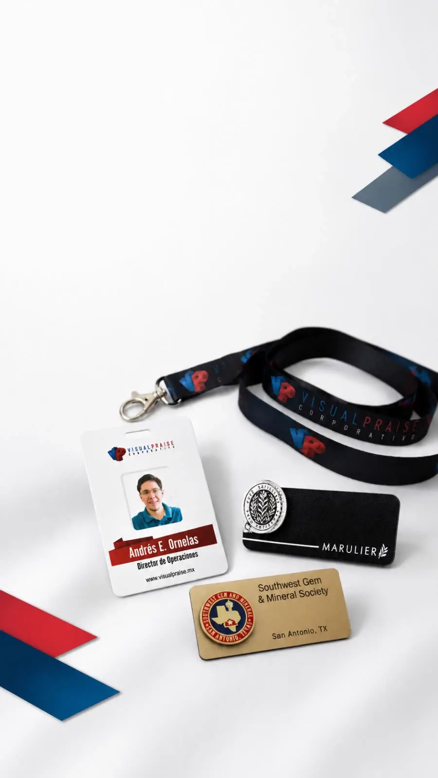 Credencial de PVC, cordón impreso y placas de identificación sobre superficie blanca