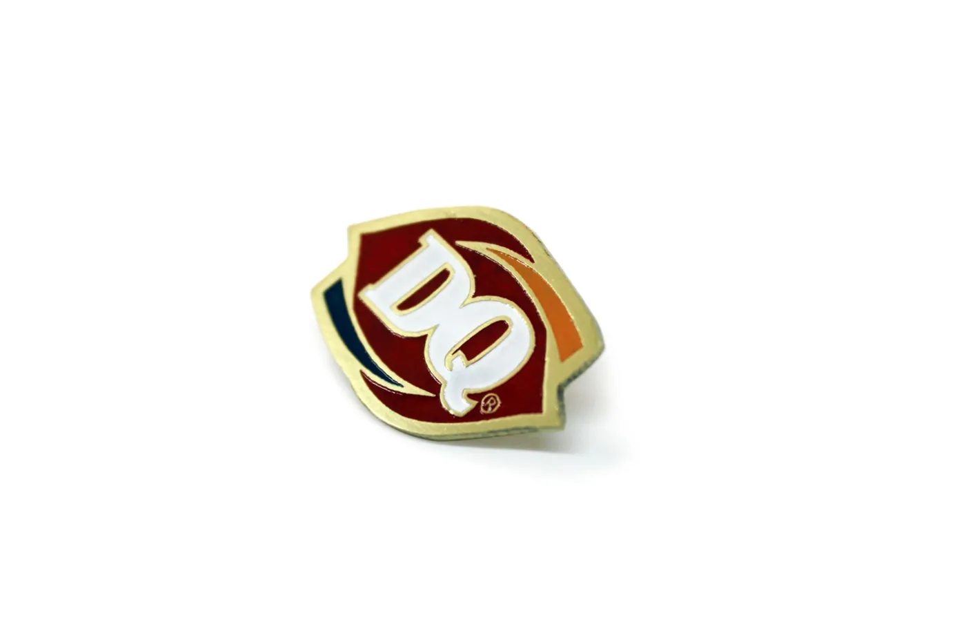 Pin en forma de escudo rojo y dorado de Dairy Queen
