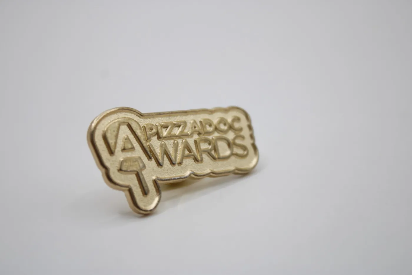 Pin dorado troquelado del reconocimiento Pizza Dog Awards