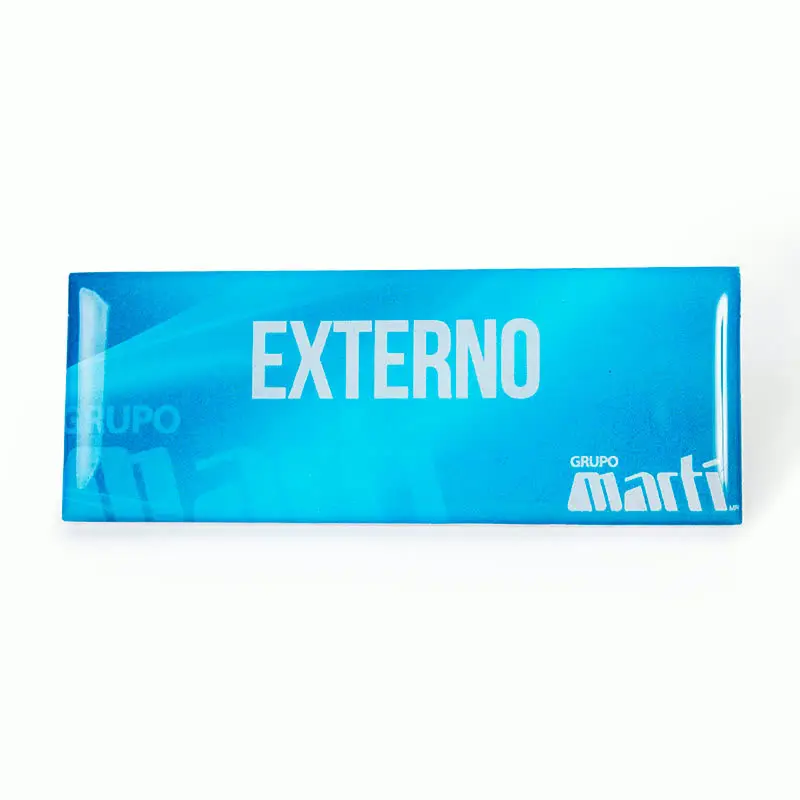 Gafete premium acabado blanco personalizado — muestra 28