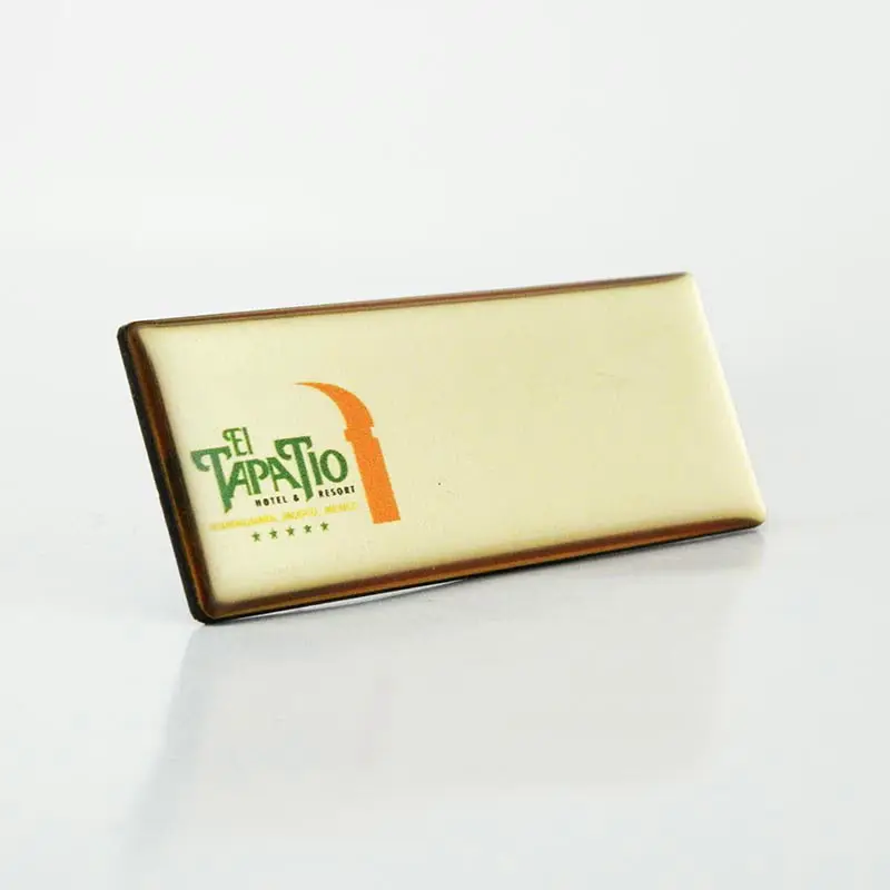 Gafete premium acabado dorado personalizado — muestra 40