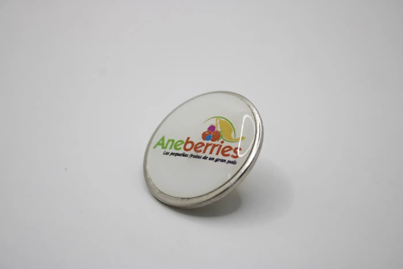 Pin circular blanco con logotipo a color de Aneberries