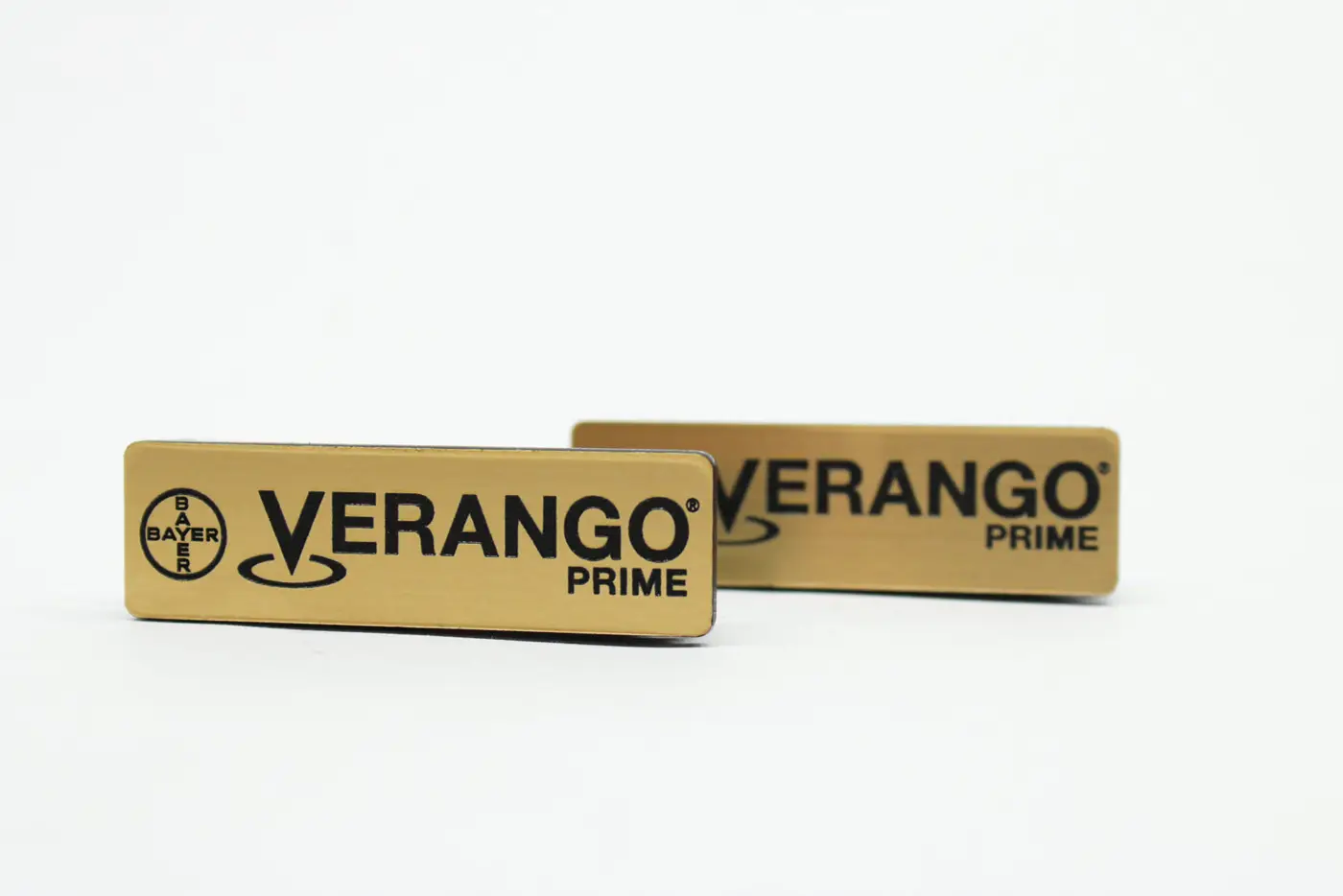 Gafete especiale acabado dorado para Verango
