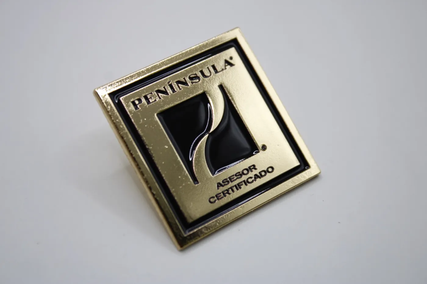 Pin cuadrado dorado y negro de Asesor Certificado Península